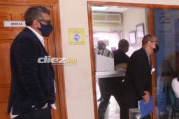 Diego Vázquez y Astor Henríquez ingresando a la sala del Comisionado de los Derechos Humanos. FOTO: Alex Pérez.