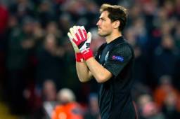 Iker Casillas ingresó al selecto club de los jugadores con 1,000 partidos. Foto AFP