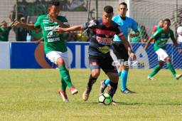 Allan Banegas y Marcelo Espinal tuvieron un duro duelo en el medio campo.