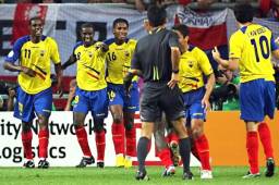 Ecuador en ese juego derrotó a Polonia con goles de Carlos Tenorio y Agustín Delgado.