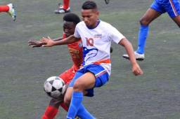 Júnior Padilla es marcado por el cholomeño Jeffrey Brooks.