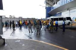 La policía puso orden rápidamente en las afueras del estadio Nacional y escoltó a los aficionados catedráticos a su ingreso al recinto. Foto DIEZ