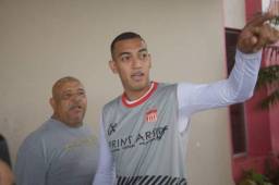 El centrocampista Devron García en la sede del Vida en La Ceiba. Foto: Edgar Witty