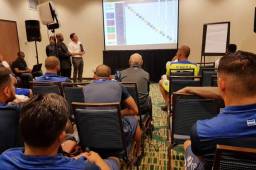 Los miembros de Concacaf cuando daban las charlas a los seleccionados de Honduras en la previa del juego contra Jamaica. Fotos cortesía