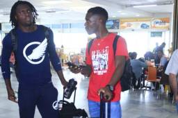 Aubrey David y Rubilio Castillo platicaron antes de subir al avión.