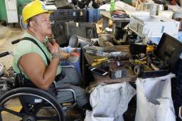 El hondureño Arnold Turcios que perdió sus dos piernas en el accidente del tren conocido como La Bestia que lleva indocumentados en territorio mexicano.