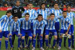 Lionel Messi y Nicolás Burdisso tuvieron un problema en la Copa América del 2011 pero luego hicieron las 'paces'.