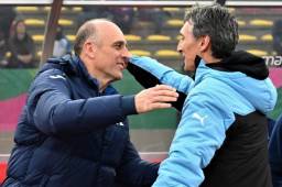 El entrenador de Honduras, Fabián Coito, se saluda con Gustavo Ferreyra, DT de Uruguay se saludaron en la previa del partido. Fotos cortesía