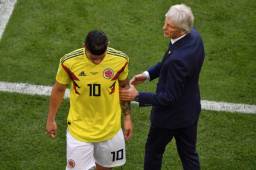 José Pekerman intentó consolar a James Rodríguez tras su lesión contra Senegal.