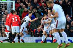 Los jugadores del Burnley festejando el tanto de Ashley Barnes ante el United en el Old Trafford.