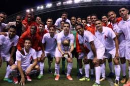 Luis Garrido y Roger Rojas festejan el trofeo conquistado por Alajuelense en partidos benéficos Noventa Minutos por la Vida. Foto @LDA