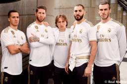 Real Madrid presentó mediante sus redes sociales su nueva indumentaria, donde utilizaron a los jugadores como modelos.