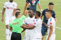 El árbitro Héctor Rodríguez no tembló al echar del campo a Jonathan Paz tras la asistencia de Walter López. Rebollar avaló su trabajo. Foto DIEZ