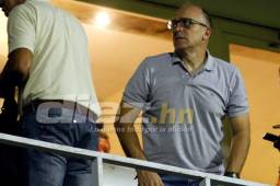 Fabián Coito mirando el Real España-UPN en el estadio Morazán de San Pedro Sula.