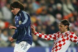 Lionel Messi siendo marcado en ese entonces por Niko Kovac, de las leyendas croatas.