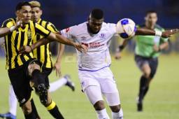 El delantero Jorge Benguché con la marca de Allans Vargas.