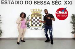 El delantero hondureño Jorge Benguché junto a su madre el día de la presentación con el Boavista de Portugal.