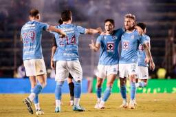Cruz Azul logró darle vuelta a la eliminatoria y clasificarse a semifinales de la Liga MX. Fotos: EFE