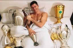 Robert Lewandowski subió una foto en sus redes sociales, donde aparece bien acompañado con los títulos logrados durante este año 2020.