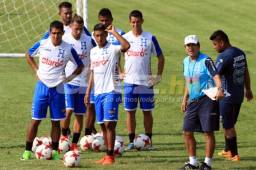 Jorge Luis Pinto trabaja en lo físico y en la motivación con los jugadores de Honduras de cara al eliminatorio partido ante México en el Azteca. Foto Ronald Aceituno