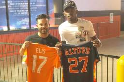 El hondureño Alberth Elis, jugador del Houston Dynamo, junto al pelotero de los Astros de Houston, José Altuve. Foto cortesía