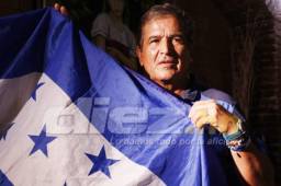 El entrenador de la Selección de Honduras, Jorge Luis Pinto, posando con la bandera catracha el día previo a enfrentar a México. Foto Delmer Martínez