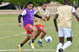 El volante Edwin Rodríguez disputa la pelota con Michael Chirinos en la práctica de este viernes en la preparación del juego ante Real España. Foto cortesía CD Olimpia