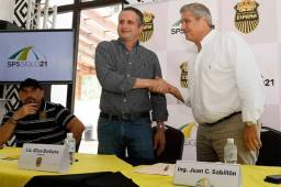 Momentos cuando el representante de Siglo 21, el ingeniero Juan Carlos Sabillón estrecha la mano con el presidente del Real España, Elías Burbara.