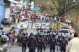En las afueras del estadio Nacional hubo un agarrón entre seguidores del Motagua y Olimpia, en las horas previas al compromiso.