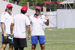 Pedro Troglio junto a sus asistentes en el Estadio Morazán de San Pedro Sula. FOTOS. Neptalí Romero.