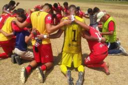 Los jugadores del Atlético Choloma agradecen a Dios por el gran triunfo en La Lima.