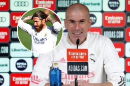 Barcelona's French forward Antoine Griezmann (C) grabs Athletic Bilbao's Spanish defender Inigo Martinez's foot during the Spanish League football match between Athletic Club Bilbao and FC Barcelona at the San Mames stadium in Bilbao on August 21, 2021. (Photo by ANDER GILLENEA / AFP)