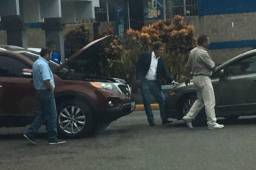 Jorge Luis Pinto tuvo problemas mecánicos con su carro y tuvieron que ir a ayudarlo.