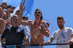 Está loco: Dibu Martínez no conoce los límites y sostiene un “bebé” con la cara de Mbappé en el carnaval de Argentina