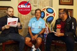 El entrenador de la Selección de Honduras, Jorge Luis Pinto, hablando con los periodistas de DIEZ, Diego Paz y Kelvin Coello. Foto Delmer Martínez