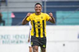 Real España está venciendo al Platense en el Morazán. Foto: Mauricio Ayala