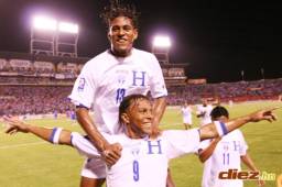 El delantero Carlo Costly celebrando junto a Carlos Pavón uno de los goles rumbo a Sudáfrica 2010, una dupla que le dio muchas alegrías a Honduras. Foto DIEZ