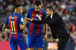 Luis Enrique dando indicaciones en pleno juego, al final se ha equivocado.