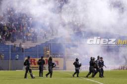 La policía llegó al estadio Morazán a controlar a los aficionados.