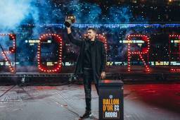 Rodri Hernández presentó su Balón de Oro ante la afición del Manchester City.