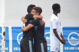 Jugadores de Argentina celebran una de sus anotaciones durante el encuentro ante Honduras.