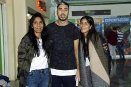 Santiago Vergara viajó a España acompañado de su madre y hermana. El ex del Motagua ya recibió el transplante de médula. Foto DIEZ