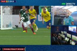 El árbitro pegó en el brazo de Chicharito Hernández luego que haya rebotado en sus costillas, el árbitro Pitana decidió que no fue intencional.