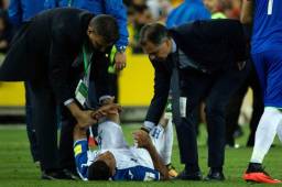 El secretario de la Fenafuth, José Ernesto Mejía y Jorge Salomón cuando consolaban a los seleccionados catrachos tras quedar fuera del Mundial. Foto DIEZ