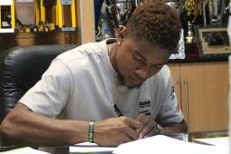 Yeison Mejía no se quedó callado y afirma que no tiene contrato con Real España.