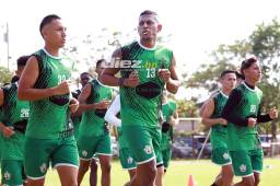 Carlo Costly ya se enfundó la camisa del Lone FC y comenzó a sudarla. Aquí durante el trote inicial. Fotos: Melvin Cubas.