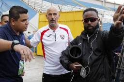 El entrenador de Trinidad y Tobago, Stephen Hart, cuando hacía con su selección el reconocimiento de campo del estadio Olímpico. Foto Neptalí Romero