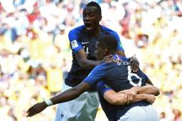 Paul Pogba celebra su anotación con Matuidi con el que están venciendo a Australia.