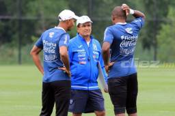 Jorge Luis Pinto habló por un largo tiempo con los porteros de la 'bicolor'.