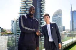 Lukaku regresa oficialmente al Inter de Milán. Aquí la foto junto al presidente del club italiano, Steven Zhang.
